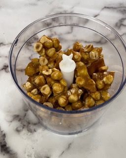 Una ciotola di noci in un robot da cucina su un tavolo