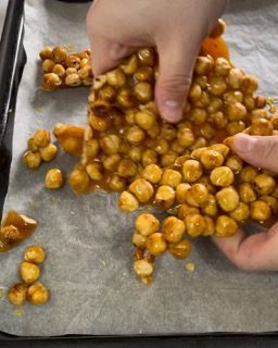 Una persona tiene in mano un pezzo di noce su un vassoio.