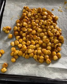 Un mucchio di ceci su un pezzo di carta oleata