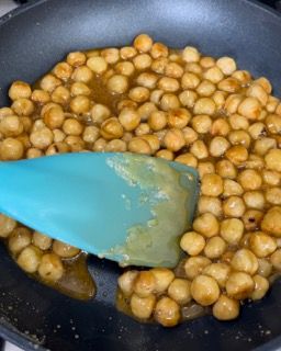 I ceci vengono cotti in una padella con una spatola.