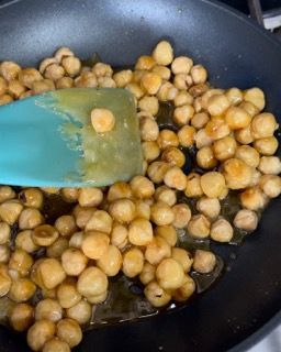 I ceci vengono cotti in padella con una spatola