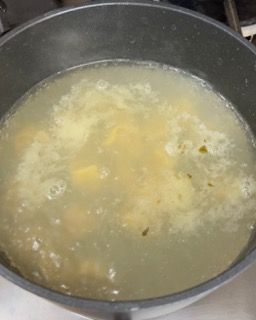 Una pentola di zuppa viene cotta sul fornello.