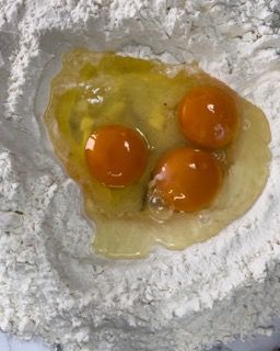 Due uova sono appoggiate su un mucchio di farina.