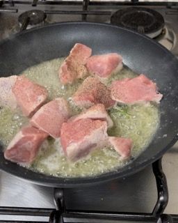 La carne viene cotta in una padella sul fornello