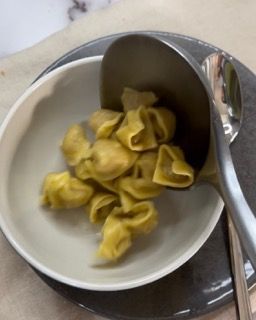 Una ciotola di cibo con un mestolo dentro