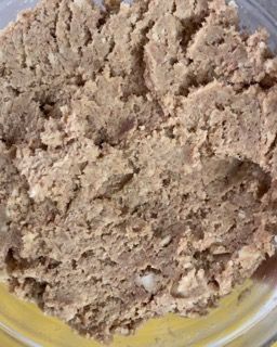 Un primo piano di una ciotola di cibo con uno sfondo giallo.