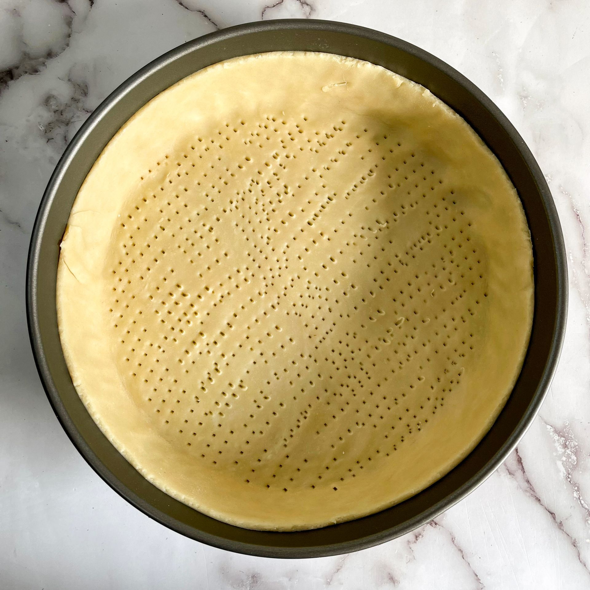 Una crosta di torta in una padella su un tavolo