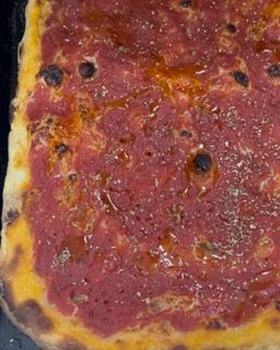Una pizza con un sacco di salsa sopra