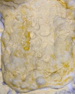 Primo piano di un pezzo di pasta su un tavolo.