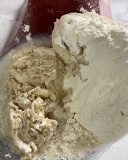 Un primo piano di un pezzo di gelato in un sacchetto di plastica