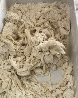 Un contenitore bianco riempito con una grande quantità di sostanza bianca in polvere.