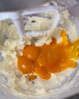 Un primo piano di una ciotola di cibo con una forchetta dentro