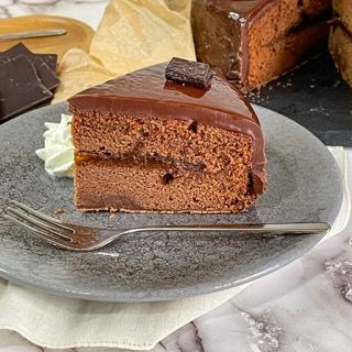 Una fetta di torta al cioccolato su un piatto con una forchetta