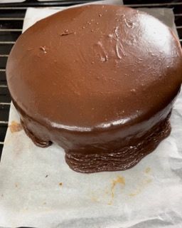 Una torta al cioccolato è appoggiata su un pezzo di carta oleata