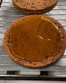 Una torta marrone con salsa al caramello sopra