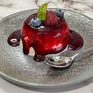 Un primo piano di un dessert su un piatto con un cucchiaio.