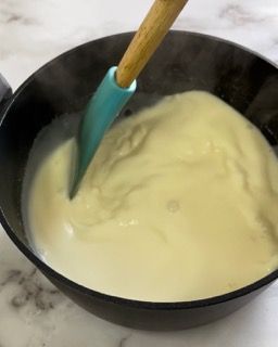 Una ciotola di salsa con una spatola dentro.