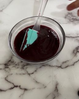 Una persona sta mescolando una salsa in una ciotola con una spatola.