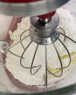 Un primo piano di un mixer con farina dentro