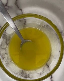 Emulsione di salamoia pronta per condire la focaccia