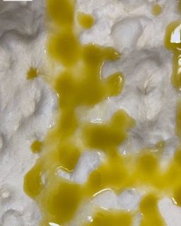 Focaccia condita con salamoia, con buchi più profondi