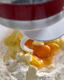 Uova, burro e farina vengono mescolati in un mixer