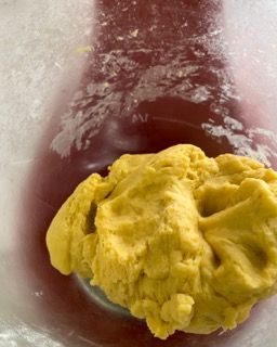 Un primo piano di una sostanza gialla in un bicchiere