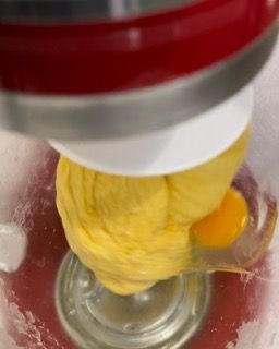 Primo piano di un uovo mescolato in un mixer.