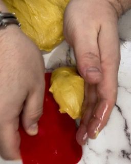 Una persona tiene in mano un pezzo di cibo.