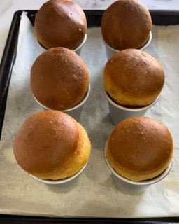 Un mucchio di muffin sono appoggiati su un vassoio