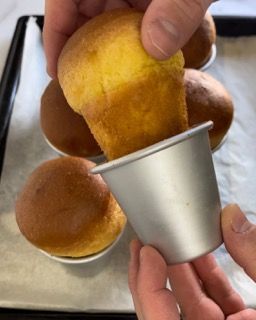 Una persona sta mettendo un cupcake in una piccola tazza