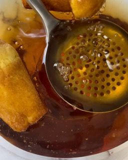 Un primo piano di un cucchiaio in una ciotola di cibo