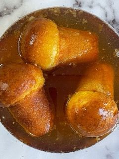 Un primo piano di un piatto di cibo su un tavolo.