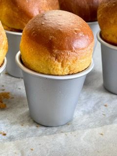 Un panino in una piccola tazza su un tavolo