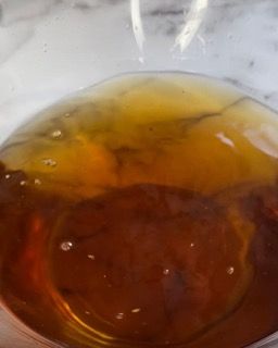 Primo piano di una ciotola di liquido su un tavolo.