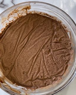 Primo piano di una ciotola di mousse al cioccolato su un tavolo.