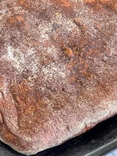 Primo piano di un pezzo di pane su una padella.