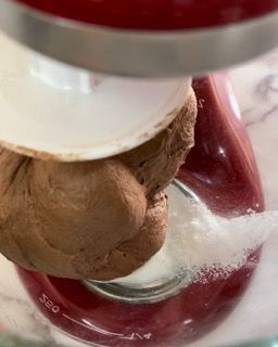 Un primo piano della mano di una persona in un mixer.