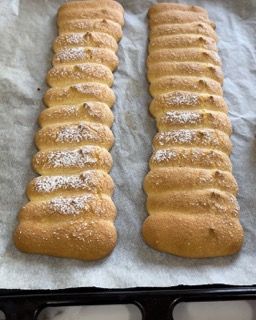 Un vassoio di biscotti con sopra lo zucchero a velo