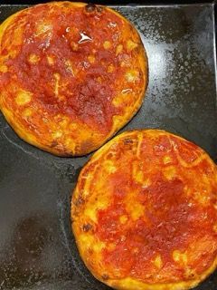 Due pizze con salsa di pomodoro e formaggio in padella