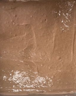 Un primo piano di una sostanza marrone che sembra sabbia