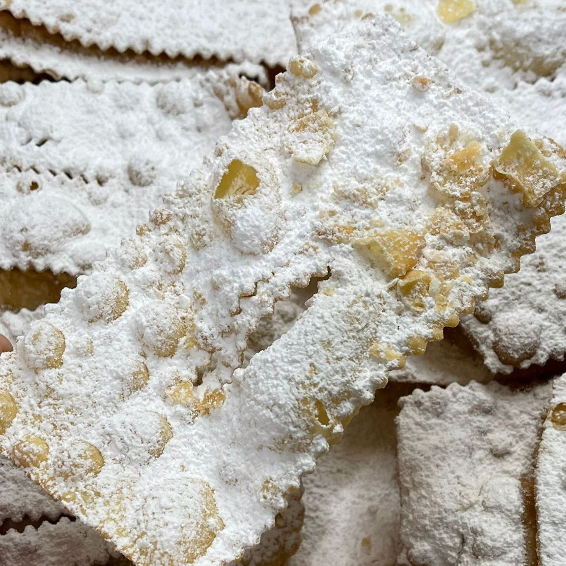 Un primo piano di un pezzo di cibo ricoperto di zucchero a velo