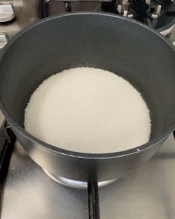 Una pentola di riso sta cuocendo sul fornello.