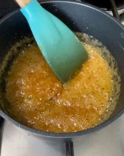 Una pentola di cibo con una spatola verde dentro