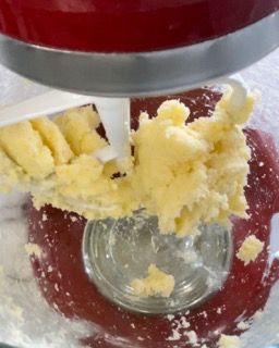 Un mixer rosso viene utilizzato per mescolare una sostanza gialla