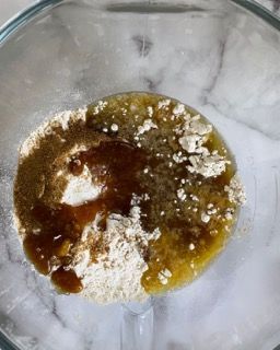 Un primo piano di un frullatore pieno di vari ingredienti