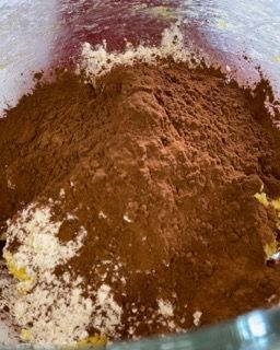Una ciotola piena di cacao in polvere e farina