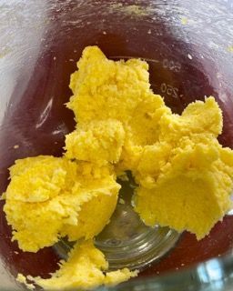 Un primo piano di una sostanza gialla in una tazza graduata