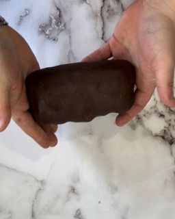Una persona tiene in mano una barretta di cioccolato.