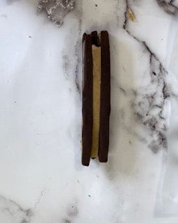 Primo piano di un biscotto al cioccolato su una superficie di marmo.